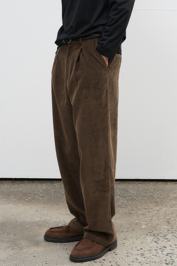 "[25FW] MAN 원턱 코듀로이 팬츠 [2COL]"는 남성용 코듀로이 팬츠입니다. 가을과 겨울에 어울리는 두꺼운 두께감의 긴 기장 바지로, 캐주얼 및 베이직 스타일을 연출하기 좋습니다. 원턱 디테일이 특징이며, 레귤러핏과 루즈핏으로 편안한 착용감을 제공합니다. 출근룩과 비즈니스 캐주얼에도 활용 가능하며, 캐주얼, 클래식, 미니멀 스타일을 즐겨 입는 분들께 추천합니다. 색상은 브라운입니다.
