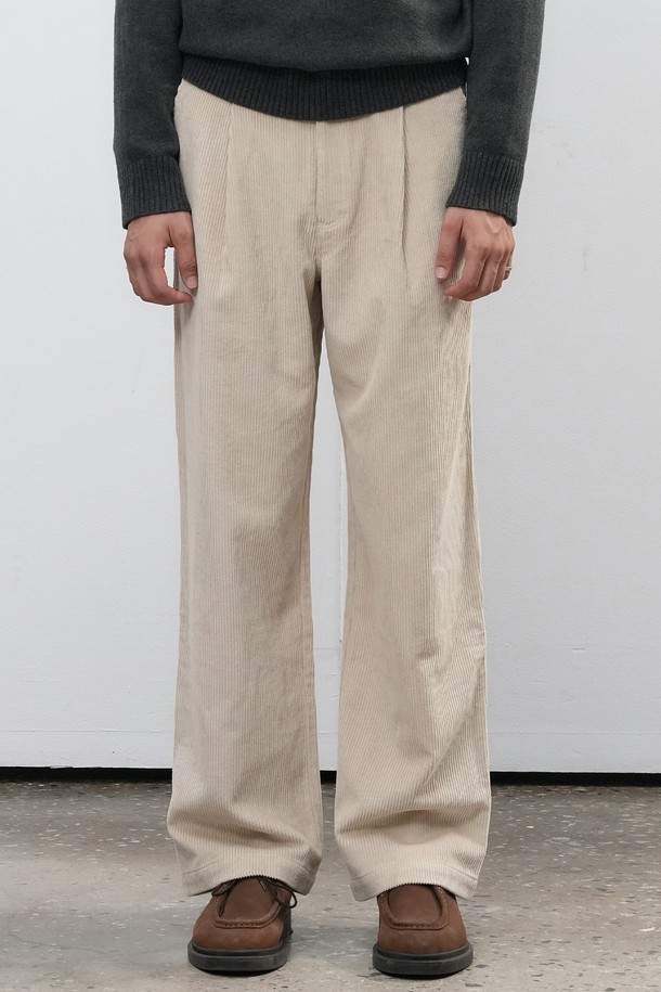 따뜻하고 포근한 [25FW] MAN 원턱 코듀로이 팬츠입니다. 부드러운 촉감의 코듀로이 소재로 제작되어 가을, 겨울 시즌에 안락함을 선사합니다. 베이직한 디자인과 레귤러 핏으로 캐주얼, 클래식, 미니멀 스타일을 모두 소화하며, 출근룩으로도 활용 가능합니다. 브라운과 베이지 두 가지 색상으로 출시되어 다양한 상의와 매치하기 용이합니다. 원턱 디테일이 돋보이는 두꺼운 두께의 긴바지입니다.

