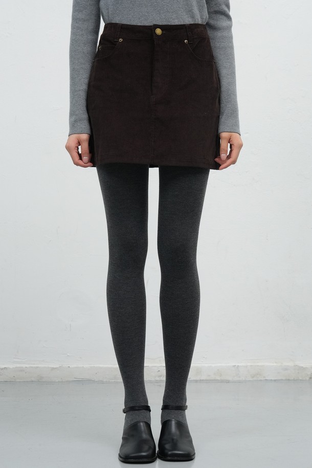 **WOMAN 빈티지 코듀로이 미니 스커트 [2COL] / WBE4L13515**는 빈티지한 감성을 살린 코듀로이 소재의 여성 미니 스커트입니다. 브라운 컬러의 A라인 핏으로 캐주얼하면서도 클래식, 레트로 스타일을 연출하기 좋습니다. 두꺼운 두께감과 부드러운 촉감으로 가을, 겨울 시즌 데이트룩에 따뜻함과 편안함을 더해줍니다. 무지 디자인으로 다양한 상의와 매치하기 용이하며, 레귤러 핏으로 편안한 착용감을 제공합니다.
