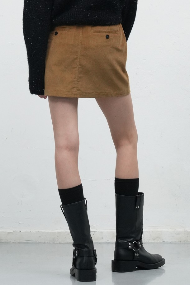 WOMAN 빈티지 코듀로이 미니 스커트 [2COL] / WBE4L13515는 가을, 겨울 시즌에 어울리는 여성용 미니스커트입니다. 부드러운 촉감의 두꺼운 코듀로이 소재로 제작되었으며, A라인 핏과 무지 디자인이 빈티지하고 캐주얼한 스타일을 연출합니다. 데이트룩, 캐주얼, 클래식, 미니멀 스타일 모두 소화 가능하며, 베이지와 블랙 2가지 컬러로 제공됩니다. 레귤러핏으로 편안하게 착용할 수 있으며, 데일리룩으로 활용하기 좋습니다.
