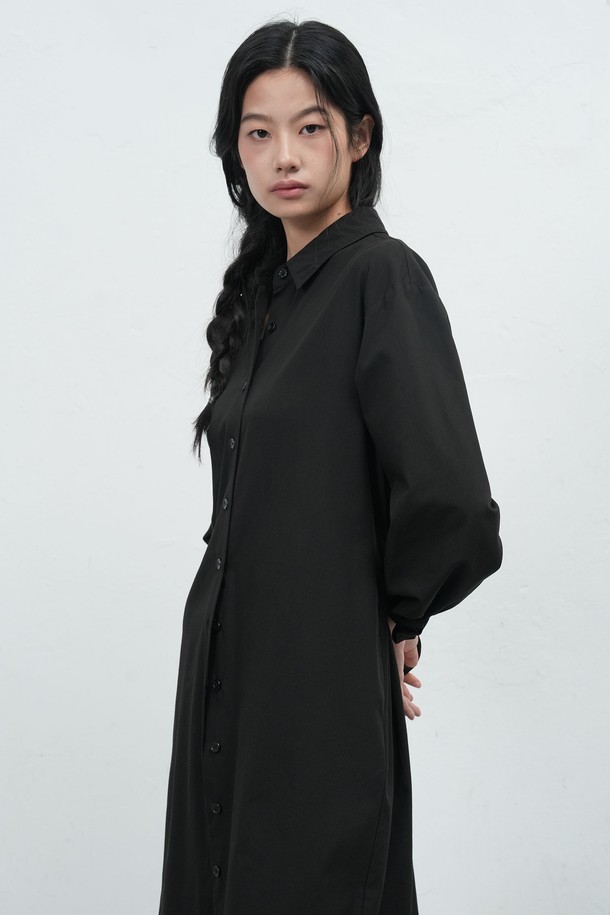 [25FW] WOMAN 벨티드 셔츠 원피스 [3COL] / WBE4L15511는 미니멀하고 베이직한 스타일의 여성용 셔츠 원피스입니다. 가을, 겨울 시즌에 어울리는 두꺼운 면 소재로 제작되어 뻣뻣한 촉감이 특징이며, 루즈핏 H라인으로 편안한 착용감을 선사합니다. 차이나 칼라와 긴 소매 디자인으로 클래식하고 시크한 분위기를 연출하며, 벨트 디테일로 허리 라인을 강조할 수 있습니다. 출근룩, 오피스룩, 모임룩 등 다양한 TPO에 활용 가능하며, 블랙 색상으로 어떤 스타일에도 쉽게 매치할 수 있습니다.
