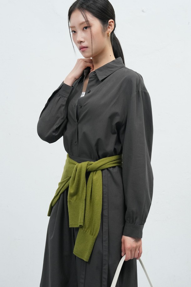 [25FW] WOMAN 벨티드 셔츠 원피스 [3COL]는 여성스러운 실루엣을 연출하는 셔츠 원피스입니다. 가을과 겨울에 어울리는 미니멀하고 베이직한 스타일로, 세련된 무드를 선사합니다. 차이나 칼라와 벨트 디테일이 특징이며, 허리 벨트로 A라인 핏을 잡아 더욱 여성스러운 라인을 강조합니다. 출근룩, 오피스룩, 모임룩 등 다양한 TPO에 활용 가능하며, 미니멀, 클래식, 시크 스타일을 즐기는 분들께 추천합니다. 루즈핏으로 편안하게 착용할 수 있는 긴소매 원피스입니다.
