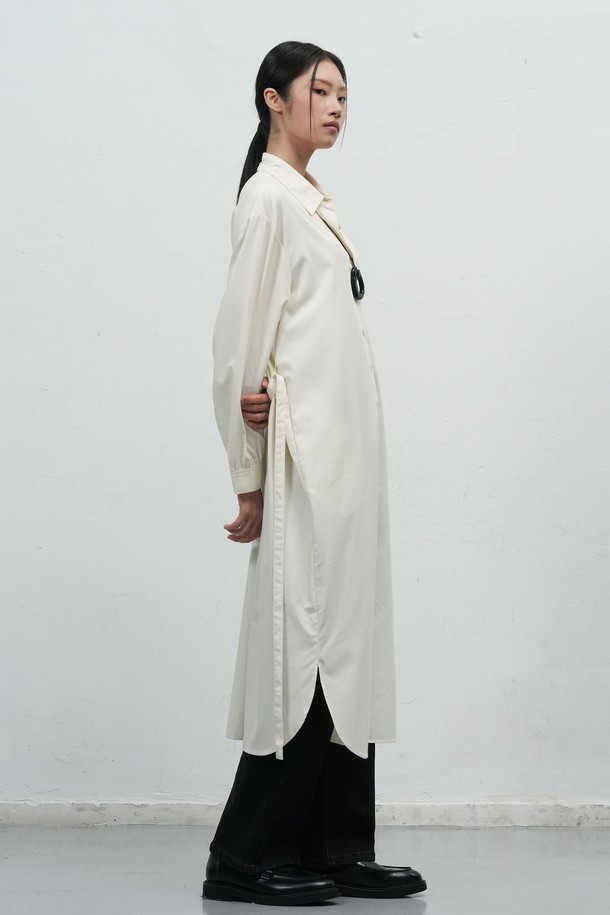 [25FW] WOMAN 벨티드 셔츠 원피스 [3COL]는 여성스러운 실루엣을 연출하는 셔츠 원피스입니다. 면 소재로 제작되어 뻣뻣한 촉감과 두꺼운 두께감으로 가을, 겨울 시즌에 적합합니다. 셔츠 칼라와 긴 소매, A라인 치마 디자인이 특징이며, 허리 벨트 디테일로 다양한 스타일을 연출할 수 있습니다. 블랙, 화이트, 그레이 3가지 색상으로 출시되어 출근룩, 오피스룩, 모임룩 등 다양한 TPO에 미니멀, 클래식, 시크한 스타일을 더해줍니다. 루즈핏으로 편안하면서도 세련된 분위기를 선사합니다.
