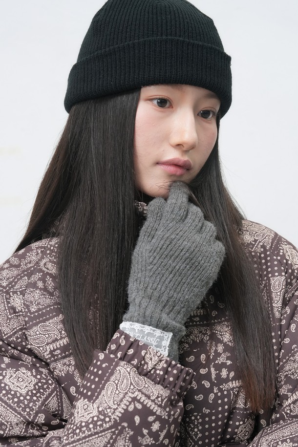 [25FW] WOMAN 핑거홀 레이스 니트 글러브는 여성용 장갑으로, 가을과 겨울에 착용하기 좋습니다. 부드러운 니트 소재에 레이스 패턴이 더해져 클래식, 미니멀, 걸리시한 스타일을 연출합니다. 핑거홀 디자인으로 손가락을 노출하여 활동성을 높였으며, 보온 기능으로 추운 날씨에도 따뜻하게 착용할 수 있습니다. 출근룩과 모임룩 모두에 잘 어울리는 활용도 높은 아이템으로, 그레이 컬러로 다양한 의상에 매치하기 용이합니다.
