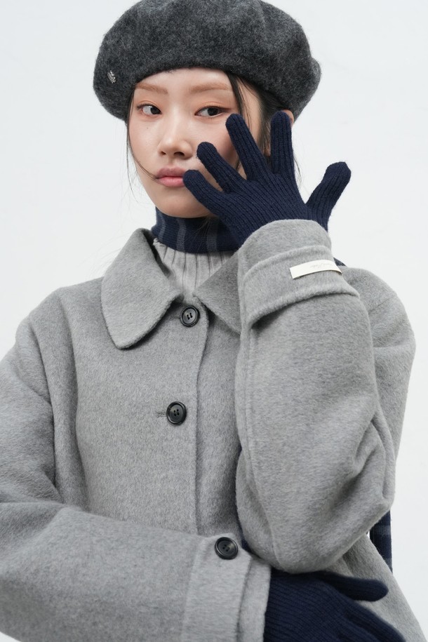 [25FW] WOMAN 핑거홀 레이스 니트 글러브는 여성용 장갑으로, 가을과 겨울에 착용하기 좋습니다. 미니멀, 클래식, 걸리시 스타일에 잘 어울리며, 출근룩에도 활용할 수 있습니다. 니트 소재에 레이스 패턴이 더해져 여성스러운 분위기를 자아내며, 핑거홀 디자인으로 실용성을 높였습니다. 보온 기능을 갖추어 추운 날씨에도 따뜻하게 손을 보호해줍니다. 5가지 다채로운 컬러로 출시되어 다양한 스타일을 연출할 수 있습니다.
