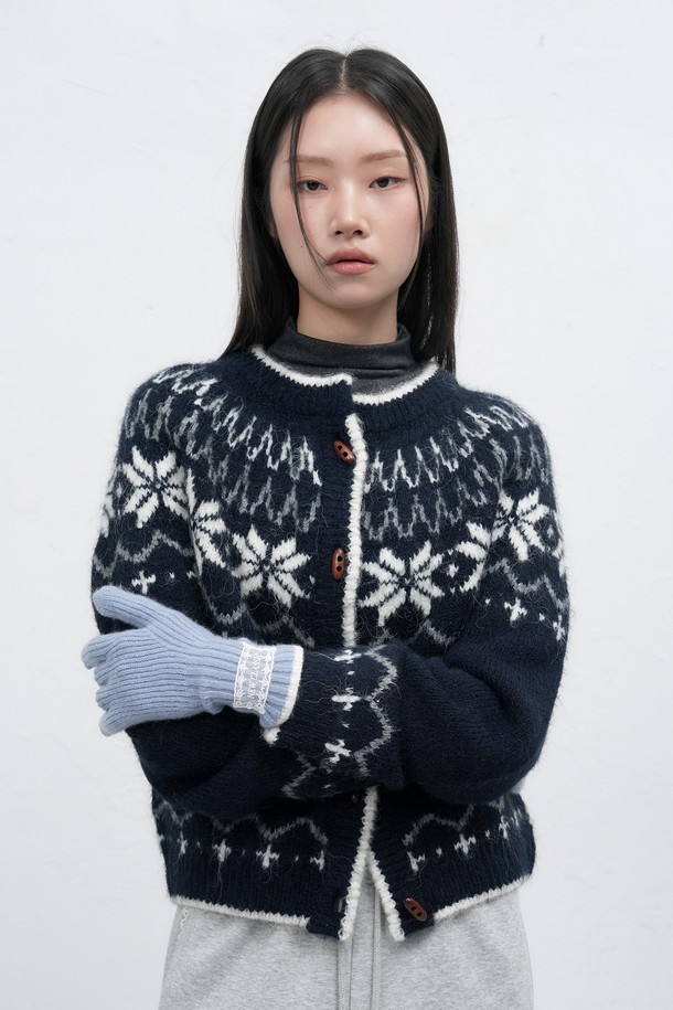 [25FW] WOMAN 핑거홀 레이스 니트 글로브 [5COL] / WBE4L93516는 여성스러운 스타일을 완성하는 니트 장갑입니다. 가을과 겨울에 착용하기 좋으며, 데이트룩이나 모임룩에 포인트를 줄 수 있습니다. 섬세한 레이스 패턴과 핑거홀 디자인이 특징이며, 걸리시, 클래식, 로맨틱한 스타일을 연출하기 좋습니다. 부드러운 니트 소재로 제작되었으며, 5가지 컬러로 제공되어 다양한 스타일에 매치할 수 있습니다.
