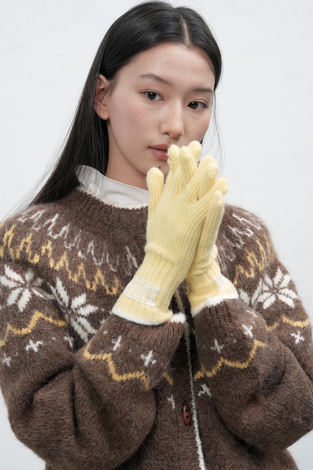 [25FW] WOMAN 핑거홀 레이스 니트 글로브는 여성용 장갑으로, 가을과 겨울에 착용하기 좋습니다. 로맨틱, 클래식, 미니멀 스타일을 아우르는 디자인으로, 니트 소재에 레이스 패턴과 핑거홀 디테일이 돋보입니다. 5가지 다채로운 컬러 옵션으로 제공되어, 다양한 스타일에 매치하여 포인트를 줄 수 있습니다. 일상복에 우아함과 세련됨을 더해줄 아이템입니다.
