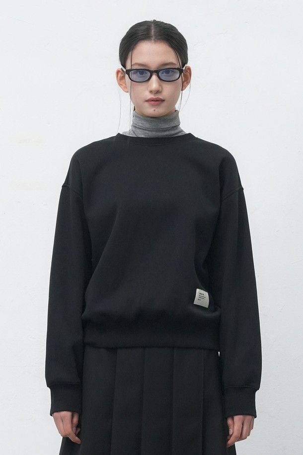 **[25FW] 유니섹스 클럽 기모 맨투맨 [2COL] / SBE4U02012**

가을, 겨울 시즌에 따뜻하게 착용하기 좋은 유니섹스 기모 맨투맨입니다. 부드러운 촉감의 기모 안감으로 제작되어 편안한 착용감을 선사합니다. 베이직하고 캐주얼한 무드의 디자인으로, 다양한 스타일 연출에 활용하기 좋습니다. 블랙과 브라운 두 가지 컬러로 출시되어 취향에 맞게 선택 가능하며, 레귤러 핏으로 편안하게 착용할 수 있습니다. 라운드넥과 긴 소매 디자인으로 클럽 라인 특유의 클래식한 분위기를 더했습니다.
