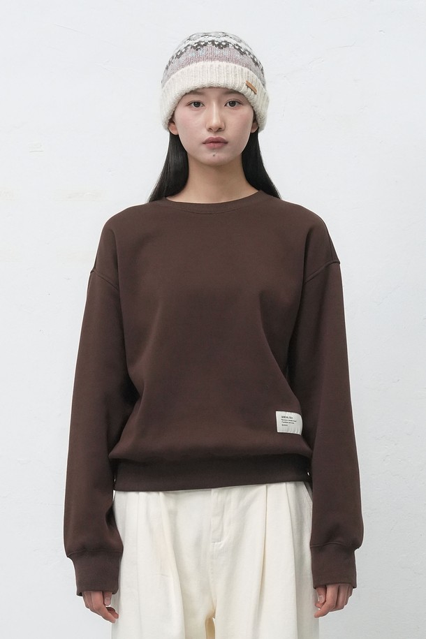 [25FW] UNISEX 클럽 기모 맨투맨 [2COL] / SBE4U02012는 캐주얼, 스트릿, 미니멀 스타일을 아우르는 유니섹스 맨투맨입니다. 가을, 겨울 시즌에 적합하며, 부드러운 촉감의 기모 안감으로 따뜻함을 더했습니다. 레귤러 핏에 레터링 및 프린트 무늬가 돋보이며, 라운드넥과 긴 소매 디자인으로 편안한 착용감을 선사합니다. 두꺼운 두께감과 백 프린팅 디테일이 특징인 브라운 컬러의 상의입니다.
