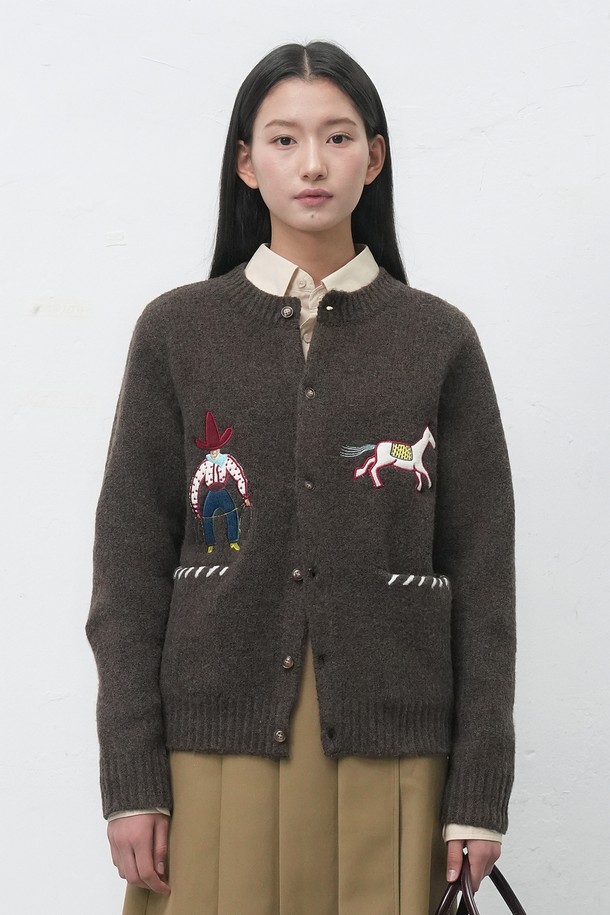 **[25FW] UNISEX 카우보이 크루넥 가디건 [4COL] / SBE4U04013**

이번 시즌, 캐주얼하고 클래식한 스타일을 연출할 수 있는 유니섹스 카우보이 크루넥 가디건입니다. 부드러운 울 소재로 제작되어 가을과 겨울에 따뜻하게 착용할 수 있으며, 두께감이 있어 포근한 착용감을 선사합니다. 크루넥 디자인과 레귤러 핏으로 편안하게 착용 가능하며, 카우보이 모티프 자수 패턴이 돋보이는 디자인입니다. 네이비, 브라운 두 가지 컬러로 출시되어 다양한 스타일 연출에 활용할 수 있습니다. 긴 소매 기장의 레귤러핏 가디건으로 데일리룩에 포인트 아이템으로 활용해보세요.
