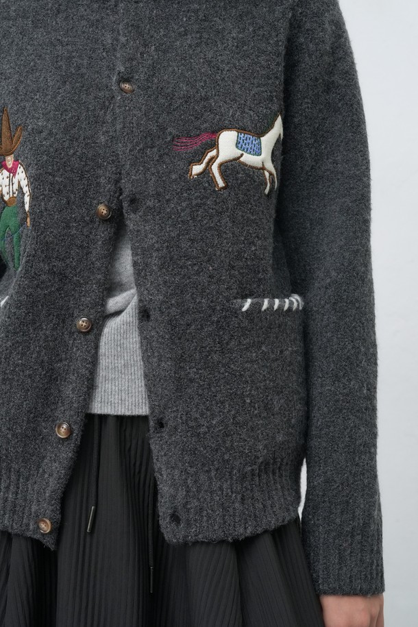 [25FW] UNISEX 카우보이 크루넥 가디건은 부드러운 울 소재로 제작되어 가을, 겨울 시즌에 따뜻하게 착용할 수 있는 두꺼운 가디건입니다. 라운드넥 디자인에, 레귤러핏으로 제작되어 편안한 착용감을 제공하며, 캐주얼, 클래식, 미니멀 스타일을 소화하기 좋습니다. 카우보이 자수 패턴이 돋보이며, 긴 소매와 버튼 여밈 디테일이 특징입니다. 유니섹스 디자인으로 남녀 모두 착용 가능하며, 그레이 컬러로 다양한 룩에 매치하기 용이합니다.
