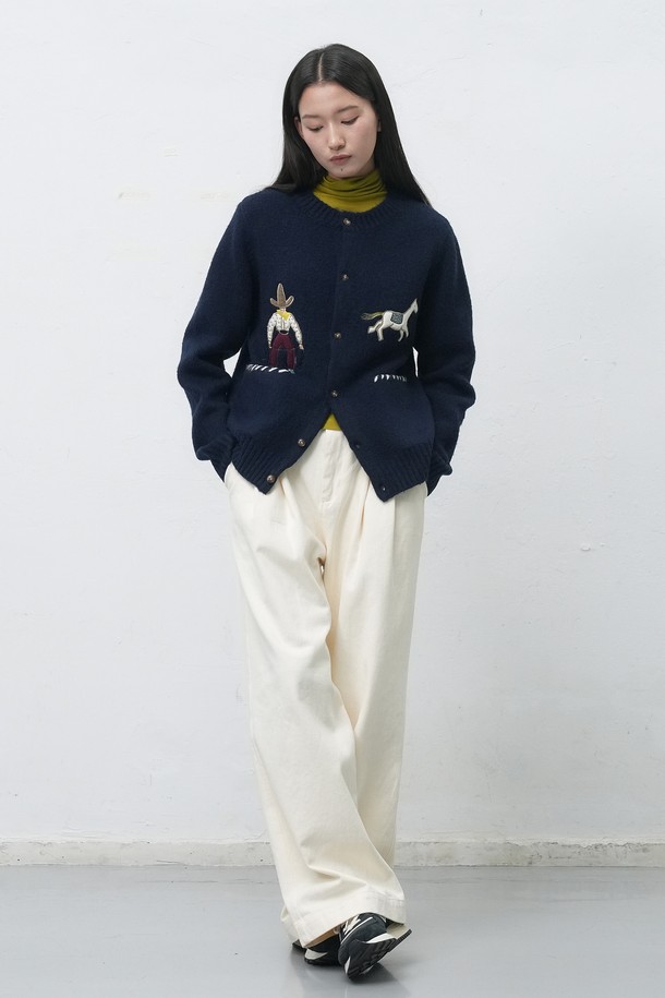 "[25FW] UNISEX 카우보이 크루넥 가디건 [4COL] / SBE4U04013"는 일상에서 편안하게 착용하기 좋은 유니섹스 가디건입니다. 가을과 겨울에 어울리는 두꺼운 두께감과 부드러운 니트 소재로 제작되어 따뜻하고 포근한 착용감을 선사합니다. 크루넥 디자인과 레귤러핏으로 제작되었으며, 캐주얼 스타일을 연출하기 좋습니다. 네이비 컬러를 바탕으로, 카우보이 모티프 자수 디테일이 돋보이는 디자인으로 포인트를 더했습니다. 긴 소매 기장과 레귤러 기장으로 다양한 스타일링에 활용하기 좋습니다.
