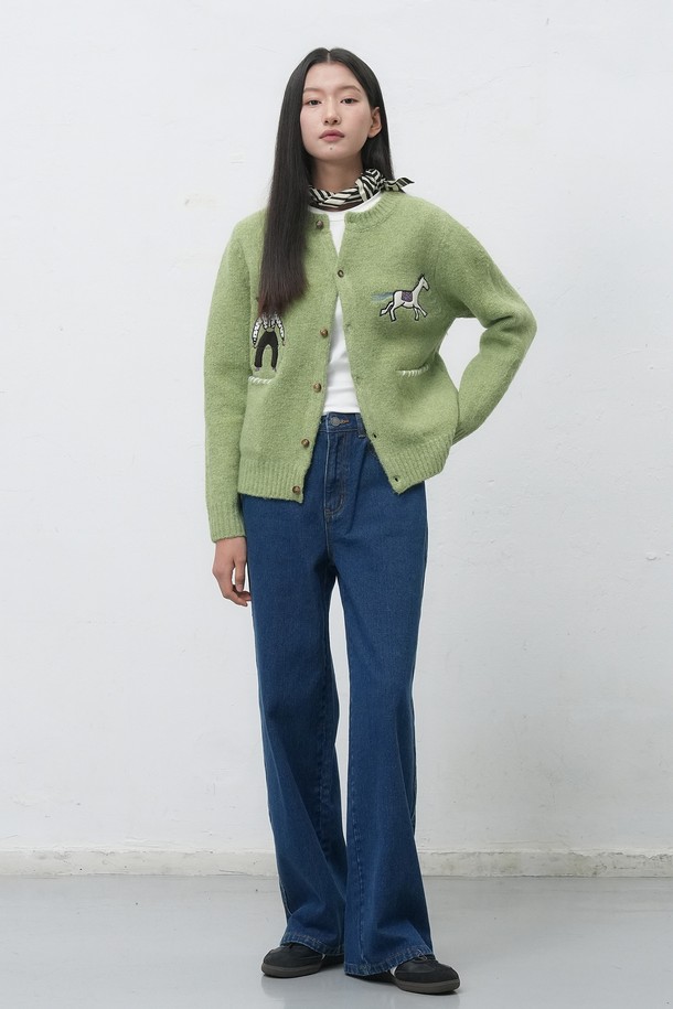 [25FW] UNISEX 카우보이 크루넥 가디건은 부드러운 울 소재로 제작되어 가을과 겨울에 따뜻하게 착용하기 좋은 가디건입니다. 유니섹스 디자인으로 남녀 모두 편안하게 즐길 수 있으며, 라운드넥과 레귤러핏으로 제작되었습니다. 캐주얼, 클래식, 미니멀 스타일을 모두 소화할 수 있으며, 그린 컬러에 동물 자수 디테일이 포인트로 더해져 유니크함을 선사합니다. 긴 소매 기장과 두꺼운 두께감으로 보온성을 높였으며, 버튼 여밈으로 간편하게 착용할 수 있습니다.
