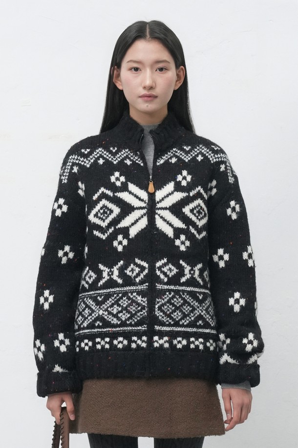 [25FW] UNISEX 하이넥 노르딕 집업 가디건 [2COL]은 부드러운 울 소재로 제작되어 포근한 착용감을 선사합니다. 하이넥 디자인과 두꺼운 두께감으로 가을, 겨울철 따뜻하게 입을 수 있으며, 캐주얼 스타일을 연출하기 좋습니다. 블랙과 화이트 2가지 색상으로 출시되어 다양한 코디에 활용 가능하며, 레귤러 핏과 긴 소매 기장으로 편안함을 더했습니다. 노르딕과 기하학 패턴이 돋보이는 집업 가디건으로, 클래식하고 미니멀한 스타일을 즐기는 분들께 추천합니다.
