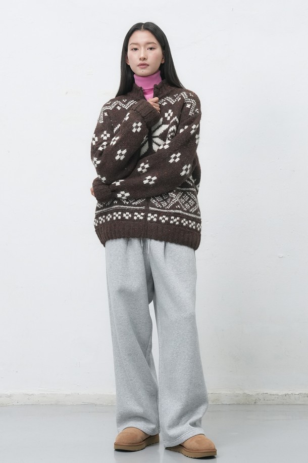 [25FW] UNISEX 하이넥 노르딕 집업 가디건은 가을, 겨울 시즌에 어울리는 유니섹스 스타일의 가디건입니다. 부드러운 울 소재에 두꺼운 두께감으로 따뜻함을 더하고, 하이넥 디자인과 집업 스타일로 편안한 착용감을 제공합니다. 블랙, 브라운 두 가지 색상으로 출시되었으며, 노르딕 패턴이 캐주얼한 무드를 연출합니다. 출근룩, 연말 모임룩 등 다양한 TPO에 활용 가능하며, 캐주얼, 클래식, 미니멀 스타일을 즐겨 입는 고객에게 추천합니다.
