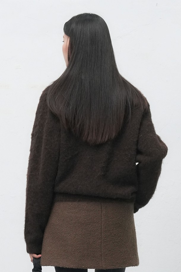 [25FW] UNISEX 헤어리 니트 포켓 가디건은 가을, 겨울 시즌에 어울리는 유니섹스 스타일의 니트 가디건입니다. 부드러운 울 소재와 두꺼운 두께감으로 포근한 착용감을 선사하며, 레귤러 핏으로 편안하게 착용할 수 있습니다. 무지 패턴에 라운드넥 디자인, 긴소매 기장으로 베이직하고 캐주얼한 무드를 연출합니다. 헤어리 텍스처와 포켓 디테일이 특징이며, 버튼 여밈으로 간편하게 착용할 수 있어 출근룩을 포함한 다양한 일상 스타일링에 활용하기 좋습니다. 핑크, 브라운, 블랙 3가지 컬러로 만나보세요.
