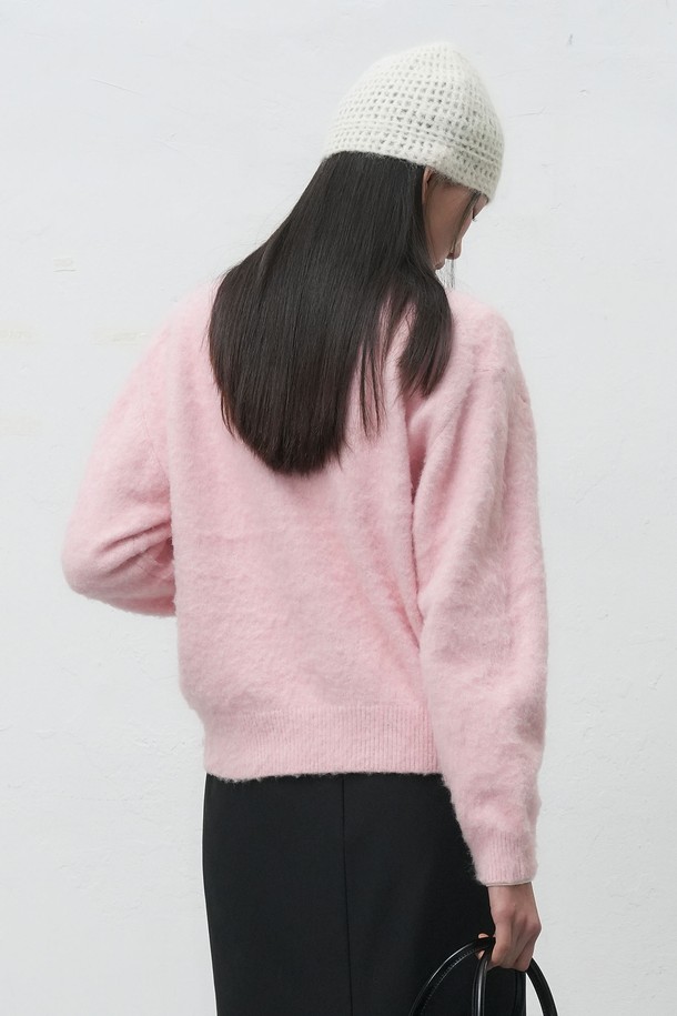 [25FW] 유니섹스 헤어리 니트 포켓 가디건 [3COL] / SBE4U04019는 부드러운 울 소재로 제작되어 가을, 겨울 시즌에 따뜻하게 착용할 수 있는 니트 가디건입니다. 베이직하고 캐주얼한 스타일로, 데이트룩이나 모임룩에 활용하기 좋습니다. 레귤러핏에 라운드넥 디자인으로, 다양한 스타일 연출이 가능하며, 핑크 컬러와 헤어리 텍스처가 특징입니다. 긴 소매 기장과 두꺼운 두께감으로 포근함을 더하며, 버튼 여밈 방식과 포켓 디테일이 실용성을 높입니다. 캐주얼, 클래식, 미니멀 스타일을 즐겨 입는 분들께 추천합니다.
