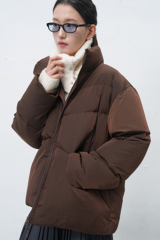 [25FW] 유니섹스 에어 믹스 미니멀 숏 푸퍼는 일상, 출근룩, 여행룩에 모두 어울리는 아우터입니다. 베이지와 브라운 두 가지 색상으로 출시되었으며, 미니멀한 스타일과 무지 디자인이 특징입니다. 가을과 겨울에 적합하며, 두껍고 부드러운 나일론 소재로 제작되어 편안한 착용감을 선사합니다. 오버핏 숏 기장으로 트렌디함을 더하며, 지퍼형 여밈과 긴 소매 디자인으로 활동성을 높였습니다. 에어 믹스 충전재를 사용하여 보온성을 극대화한 패딩입니다.
