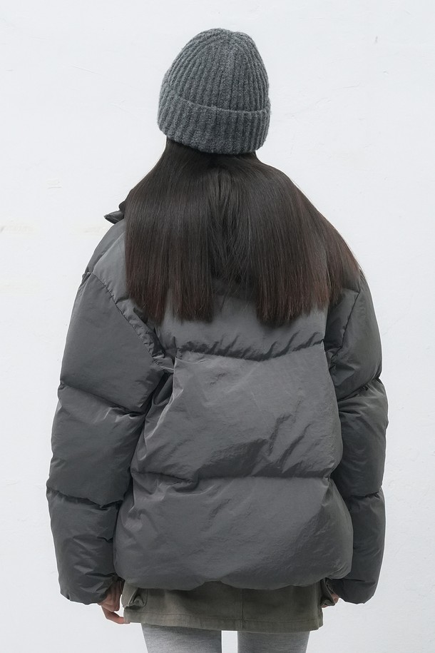 [25FW] UNISEX 에어 믹스 미니멀 숏 푸퍼는 미니멀한 스타일의 유니섹스 패딩입니다. 가을과 겨울에 착용하기 좋으며, 일상, 출근룩, 여행룩에 모두 활용할 수 있습니다. 부드러운 촉감의 나일론 소재와 두꺼운 두께감으로 따뜻함을 더했습니다. 숏 기장의 오버핏 디자인에 집업 여밈 방식으로 편안하게 착용 가능하며, 에어 믹스 소재를 사용하여 보온성을 높였습니다. 그레이 컬러의 무지 디자인으로 시크하고 캐주얼한 스타일을 연출할 수 있습니다.
