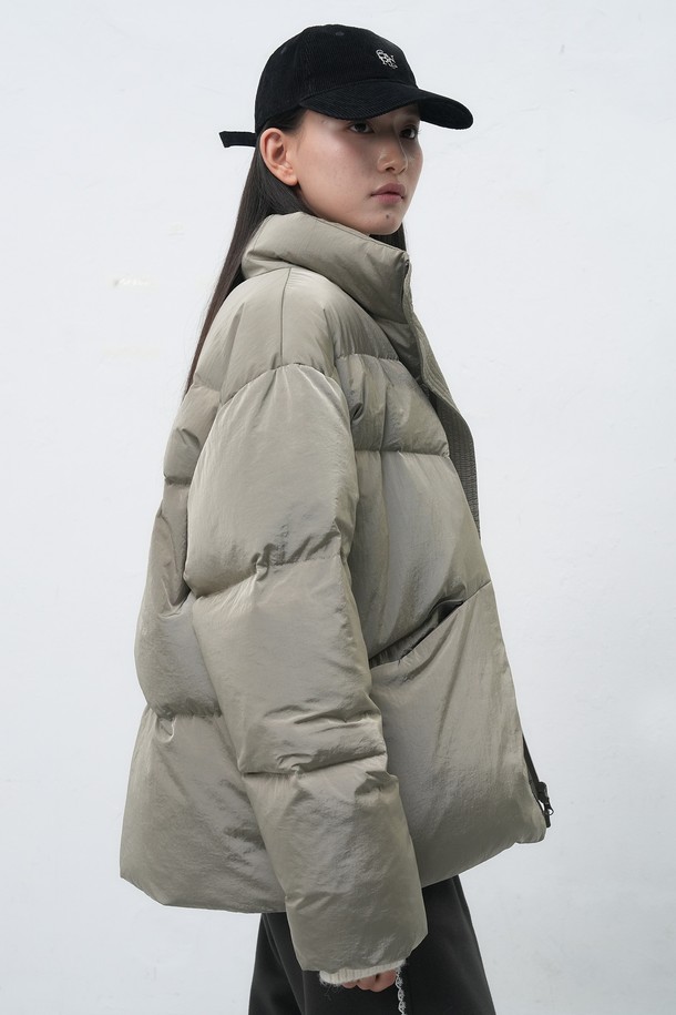 [25FW] UNISEX 에어 믹스 미니멀 숏 푸퍼는 미니멀한 스타일의 유니섹스 숏 패딩입니다. 가을, 겨울 시즌에 적합하며, 부드러운 촉감의 나일론 소재와 두꺼운 두께감으로 따뜻함을 제공합니다. 오버핏 디자인에 집업 여밈 방식으로 편안하게 착용 가능하며, 에어 믹스 충전재와 숏패딩 안감으로 보온성을 높였습니다. 출근룩, 여행룩 등 다양한 TPO에 활용 가능한 실용적인 아이템입니다. 베이지 컬러의 무지 스타일로 미니멀, 클래식, 캐주얼 룩에 모두 잘 어울립니다.
