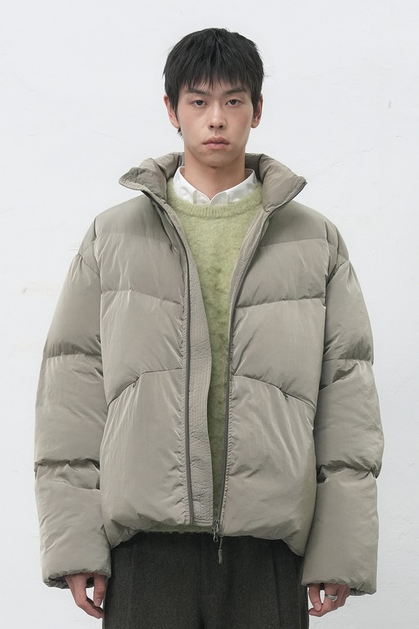 "[25FW] UNISEX 에어 믹스 미니멀 숏 푸퍼"는 겨울철 따뜻함과 스타일을 모두 갖춘 유니섹스 숏 패딩입니다. 부드러운 촉감의 나일론 소재와 두꺼운 두께감으로 뛰어난 보온성을 제공하며, 에어 믹스 기술을 더해 활동성을 높였습니다. 미니멀한 디자인과 무지 패턴은 어떤 스타일에도 잘 어울리며, 오버핏으로 편안한 착용감을 선사합니다. 집업 스타일로 간편하게 입고 벗을 수 있으며, 긴 소매와 숏 기장으로 트렌디한 룩을 연출할 수 있습니다. 베이지 컬러는 다양한 겨울 코디에 포인트를 더해줍니다.
