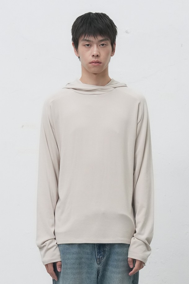 [25FW] MAN 레이어드 소프트 후드티는 남성용 상의 후드티로, 가을과 겨울에 따뜻하게 입을 수 있습니다. 베이직하고 캐주얼한 스타일의 루즈핏 후드티이며, 부드러운 면 소재로 제작되어 편안한 착용감을 선사합니다. 무지 디자인에 긴 소매 기장과 두꺼운 두께감으로 보온성을 높였으며, 레이어드 스타일 연출이 용이합니다. 일상복으로 활용하기 좋은 아이템입니다.
