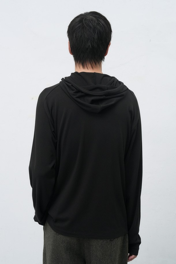 "[25FW] MAN 레이어드 소프트 후드티 [2COL] / SBE4M02011"는 부드러운 촉감의 면 소재로 제작된 남성용 후드티입니다. 베이직하고 캐주얼한 스타일로, 가을과 겨울철 일상복으로 활용하기 좋습니다. 블랙과 베이지 두 가지 색상으로 제공되며, 레귤러 핏에 긴 소매 기장을 갖추고 있습니다. 레이어드 디자인으로 다양한 스타일 연출이 가능하며, 캠핑룩이나 집콕룩으로도 편안하게 착용할 수 있습니다. 캐주얼, 미니멀, 클래식 스타일을 선호하는 남성분들께 추천합니다.
