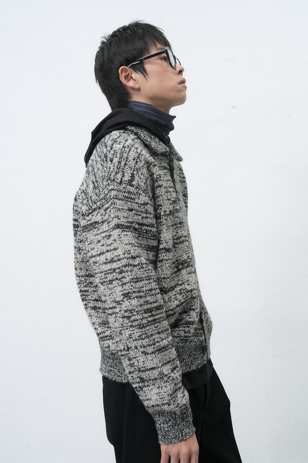 [25FW] MAN 빈티지 카라 버튼 가디건 [2COL]은 남성용 상의 가디건입니다. 가을과 겨울에 어울리는 두꺼운 두께감의 니트 소재로 제작되었으며, 부드러운 촉감을 자랑합니다. 블랙과 그레이 두 가지 색상으로 출시되었으며, 빈티지 디자인과 보카시 패턴이 특징입니다. 레귤러핏의 긴소매 카라넥 가디건으로, 버튼 디테일이 돋보입니다. 출근룩 또는 비즈니스 캐주얼 스타일과 클래식, 미니멀, 캐주얼 스타일에 잘 어울립니다.
