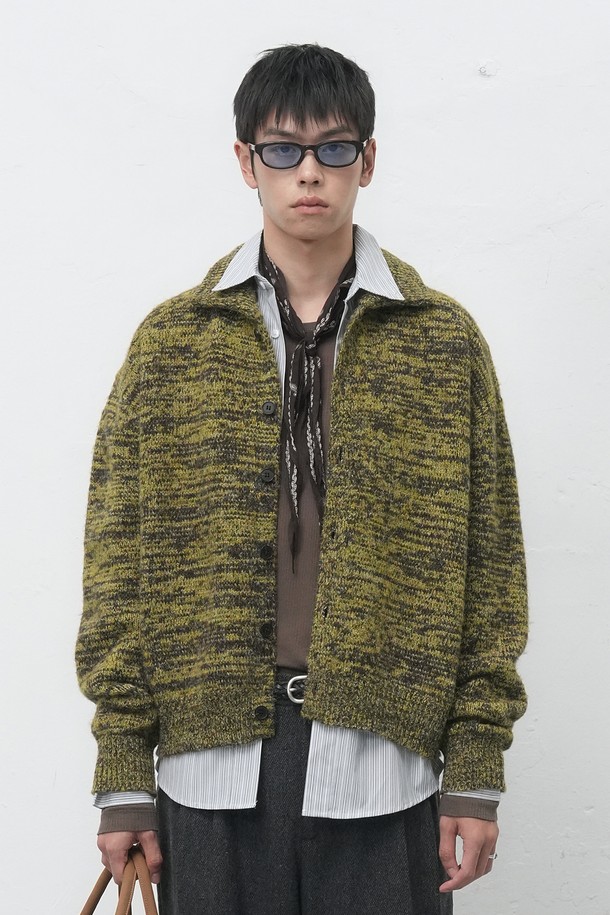 [25FW] MAN 빈티지 카라 버튼 가디건 [2COL]은 부드러운 니트 소재의 남성용 가디건입니다. 가을과 겨울에 어울리는 두꺼운 두께감과 긴소매 기장으로 따뜻하게 착용할 수 있습니다. 그레이와 올리브 두 가지 색상으로 출시되었으며, 보카시 무늬가 빈티지하고 캐주얼한 스타일을 더합니다. 카라넥 디자인과 버튼 디테일이 돋보이며, 레귤러핏으로 제작되어 편안한 착용감을 선사합니다. 출근룩과 모임룩 모두 활용 가능하며, 캐주얼, 클래식, 미니멀한 스타일 연출에 적합합니다.
