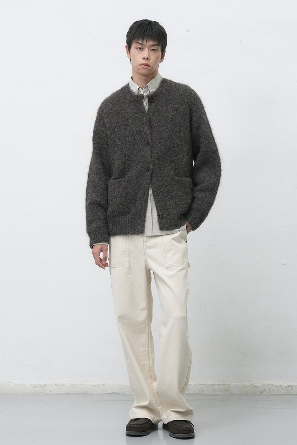 [25FW] MAN (맨) 울 블렌드 헤어리 루즈핏 가디건은 남성용 상의 가디건입니다. 부드러운 촉감의 울 소재로 제작되었으며, 가을과 겨울에 착용하기 좋은 두꺼운 두께감을 자랑합니다. 베이직하고 캐주얼한 스타일로, 무지 디자인과 넉넉한 루즈핏, 긴소매 기장으로 편안함을 더했습니다. 라운드넥에 버튼 여밈 방식이며, 헤어리한 질감이 특징입니다.
