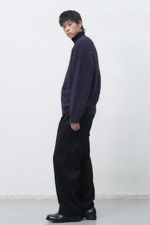 [25FW] MAN 울 블렌드 헤어리 루즈핏 가디건 [3COL]는 남성용 상의 가디건입니다. 가을, 겨울 시즌 착용하기 좋으며, 부드러운 촉감의 울 소재와 긴 소매 기장으로 제작되었습니다. 베이직하고 캐주얼한 스타일로, 일상 및 출근룩에 활용하기 좋습니다. 루즈핏으로 편안한 착용감을 선사하며, 라운드넥 디자인과 무지 패턴이 특징입니다. 그레이, 네이비 2가지 색상으로 제공되며, 두께가 두꺼워 따뜻하게 입을 수 있습니다.
