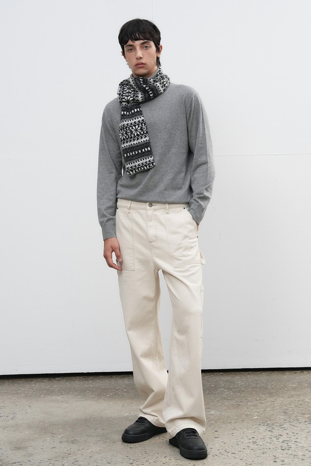 **[25FW] UNISEX 페어아일 머플러 [3COL] / SBE4U96010**

부드러운 촉감의 울, 아크릴 혼방 소재로 제작된 유니섹스 페어아일 머플러입니다. 겨울 시즌의 추위를 막아주는 두꺼운 두께감으로 보온성을 높였습니다. 캐주얼, 베이직, 클래식, 미니멀 스타일 모두 소화 가능한 디자인으로, 화이트, 블랙 두 가지 색상으로 만나볼 수 있습니다. 페어아일 패턴이 돋보이며, 데일리룩에 포인트 아이템으로 활용하기 좋습니다. 남녀 모두 착용 가능한 디자인으로, 겨울철 따뜻하고 스타일리시하게 연출해보세요.
