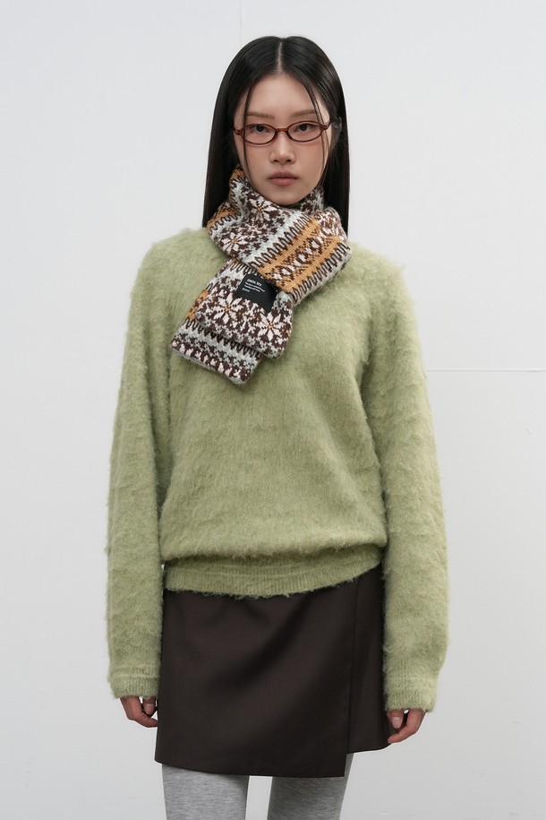 [25FW] UNISEX 페어아일 머플러 [3COL]는 부드러운 울 소재로 제작되어 가을, 겨울철 따뜻함을 선사하는 유니섹스 머플러입니다. 페어아일 패턴과 브라운, 화이트 컬러 구성으로 캐주얼, 클래식, 미니멀 스타일 모두 소화 가능하며, 출근룩에도 잘 어울립니다. 두꺼운 두께감과 니트 소재로 제작되어 뛰어난 보온성을 제공하며, 부드러운 촉감으로 편안하게 착용할 수 있습니다. 겨울철 방한용 머플러로, 스타일리시함과 따뜻함을 동시에 잡으세요.
