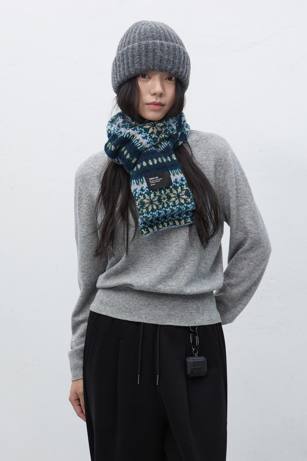 [25FW] UNISEX 페어아일 머플러 [3COL] / SBE4U96010는 클래식한 무드의 유니섹스 머플러입니다. 부드러운 울 소재로 제작되어 가을, 겨울철 따뜻하게 착용할 수 있으며, 두꺼운 두께감으로 보온성을 높였습니다. 네이비, 블루, 화이트 3가지 색상으로 출시되었으며, 전통적인 페어아일 패턴이 특징입니다. 미니멀한 스타일에도 잘 어울려, 다양한 룩에 포인트 아이템으로 활용하기 좋습니다. 
