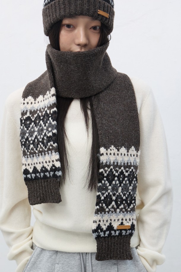 [25FW] UNISEX 노르딕 머플러 [3COL] / SBE4U96013는 가을, 겨울철 따뜻함과 스타일을 책임지는 유니섹스 머플러입니다. 부드러운 촉감의 울과 니트 소재로 제작되어 뛰어난 보온성을 제공하며 일상룩과 출근룩, 여행룩에 모두 잘 어울립니다. 노르딕 패턴이 돋보이며, 다크브라운, 화이트, 블랙 세 가지 색상으로 출시되어 다양한 스타일에 매치하기 좋습니다. 두꺼운 두께감으로 방한 효과를 높였으며, 세트 구성으로 더욱 실용적으로 활용할 수 있습니다. 캐주얼, 클래식, 미니멀 등 어떤 스타일에도 잘 어울리는 베이직한 디자인입니다.
