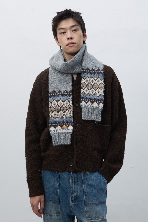 [25FW] UNISEX 노르딕 머플러 [3COL] / SBE4U96013는 캐주얼 스타일의 유니섹스 머플러입니다. 울 소재로 제작되어 부드러운 촉감과 뛰어난 보온성을 제공하며, 가을과 겨울철에 착용하기 좋습니다. 노르딕 패턴이 돋보이며, 그레이, 베이지, 블루, 브라운 4가지 색상으로 출시되었습니다. 두꺼운 두께감으로 따뜻함을 더하며, 머플러와 비니가 세트로 구성되어 실용성을 높였습니다.
