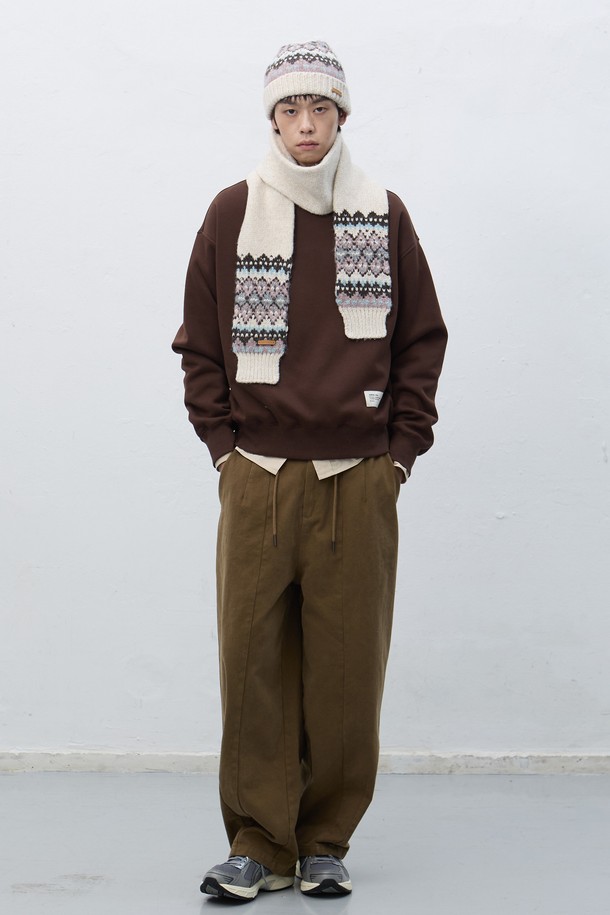 [25FW] 유니섹스 노르딕 머플러는 부드러운 울 소재와 니트 짜임으로 제작되어 따뜻함과 포근함을 선사합니다. 화이트와 베이지 두 가지 색상으로 출시되어 다양한 스타일에 매치하기 용이하며, 캐주얼 및 베이직 스타일을 즐겨 입는 분들께 추천합니다. 두꺼운 두께감과 노르딕 패턴 니트 디자인이 특징이며, 가을과 겨울에 보온성을 높여줍니다. 세트 아이템으로 활용하여 더욱 따뜻하고 스타일리시한 룩을 연출할 수 있습니다.
