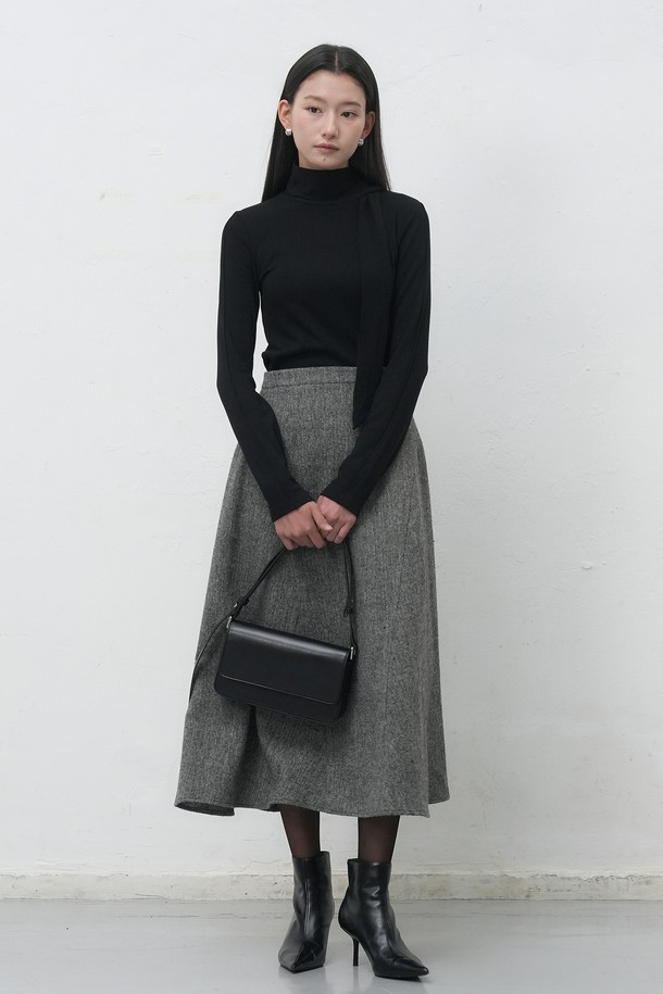 [WOMAN] 스카프 터틀넥 티셔츠 [2COL] / WBE4L01518는 여성 의류 상의, 터틀넥 티셔츠입니다. 미니멀, 베이직 스타일로 블랙, 그레이 두 가지 색상으로 출시되었습니다. 가을, 겨울 시즌에 어울리며, 슬림핏으로 제작되어 시크하고 클래식한 분위기를 연출합니다. 스카프 디테일이 돋보이며 일상, 출근룩에 활용하기 좋습니다. 긴소매 기장의 무지 티셔츠입니다.
