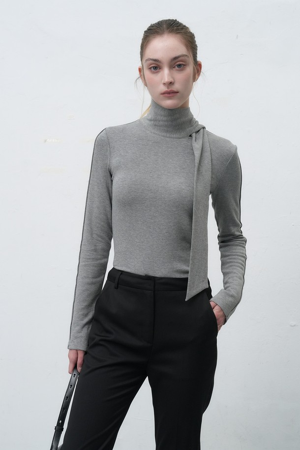 **WOMAN] 스카프 터틀넥 티셔츠 [2COL] / WBE4L01518**는 여성들을 위한 가을/겨울용 터틀넥 티셔츠입니다. 베이직하고 미니멀한 스타일로, 출근룩에 적합합니다. 슬림핏에 긴 소매 기장으로 디자인되었으며, 무지 패턴의 그레이 컬러로 어떤 옷에도 잘 어울립니다. 스카프 디테일이 포인트로 더해져 세련된 느낌을 줍니다.
