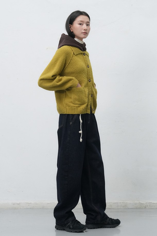 따뜻하고 포근한 분위기를 연출하는 [25FW] 우먼 부클 카라 포켓 가디건입니다. 부드러운 부클 소재와 옐로우 컬러가 어우러져 캐주얼하면서도 미니멀한 스타일을 완성합니다. 가을, 겨울 시즌에 어울리는 두꺼운 두께감으로 따뜻함을 선사하며, 레귤러핏과 크롭 기장으로 세련된 실루엣을 연출합니다. 카라 디자인과 버튼 여밈, 포켓 디테일이 돋보이며, 긴 소매로 편안함과 스타일리시함을 동시에 잡았습니다. 데일리룩에 포인트 아이템으로 활용하기 좋은 가디건입니다.
