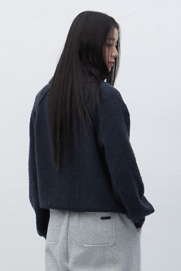 **[25FW] WOMAN 부클 카라 포켓 가디건 [3COL] / WBE4L04553**는 부드러운 부클 소재로 제작되어 포근한 착용감을 선사하는 여성 가디건입니다. 네이비 색상으로 출시되었으며, 가을과 겨울에 어울리는 두꺼운 두께감으로 따뜻하게 착용할 수 있습니다. 카라 디자인과 레귤러 핏으로 베이직하면서도 캐주얼한 스타일을 연출하며, 크롭 기장으로 트렌디함을 더했습니다. 긴 소매와 포켓 디테일이 실용성을 높여 일상생활에서 편안하게 활용하기 좋습니다.
