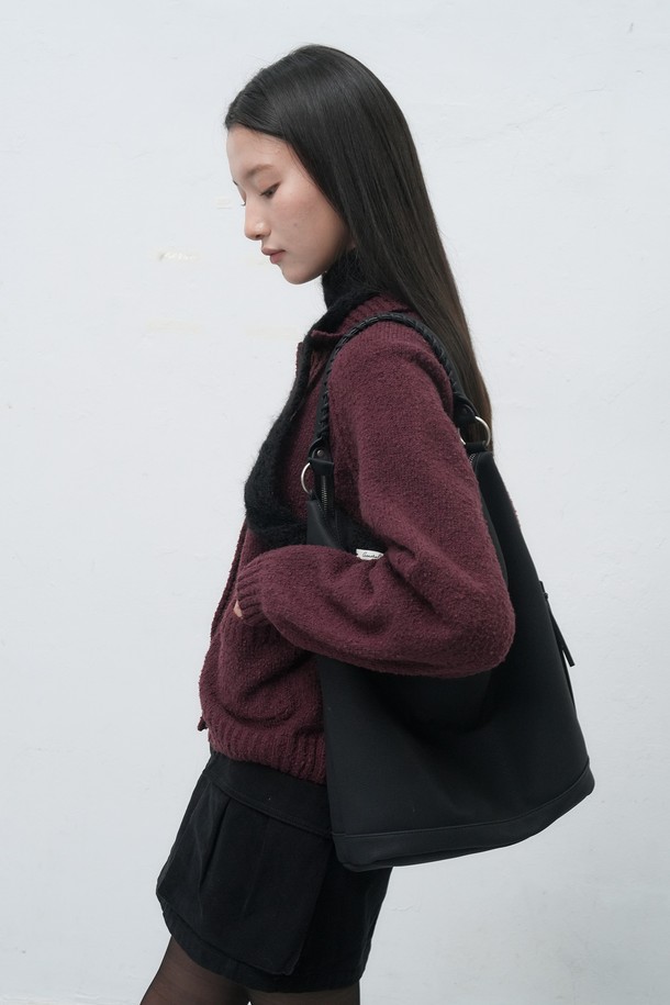 [25FW] WOMAN 부클 카라 포켓 가디건 [3COL] / WBE4L04553는 여성스러움과 포근함을 동시에 선사하는 가을, 겨울 시즌 필수 아이템입니다. 부드러운 촉감의 부클 소재와 두꺼운 두께감으로 따뜻하게 착용할 수 있으며, 레귤러핏으로 편안한 착용감을 제공합니다. 카라 디자인과 전면 포켓 디테일이 클래식하고 미니멀한 스타일을 완성하며, 출근룩이나 모임룩 등 다양한 TPO에 활용 가능합니다. 버건디, 네이비, 블랙 세 가지 색상으로 출시되어 취향에 맞게 선택할 수 있는 긴소매 가디건입니다.
