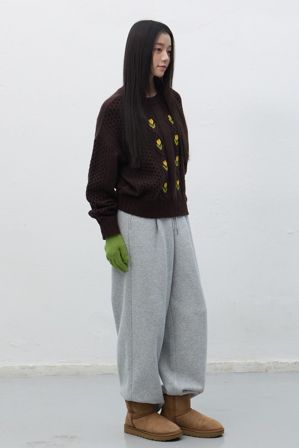 **[25FW] WOMAN 플라워 케이블 니트 풀오버 [3COL] / WBE4L05545**는 여성스러운 분위기를 자아내는 플라워 케이블 니트 풀오버입니다. 부드러운 울 소재로 제작되어 가을, 겨울 시즌에 따뜻하고 편안하게 착용할 수 있습니다. 라운드넥 디자인에 긴소매 기장으로, 캐주얼하면서도 클래식한 스타일을 연출합니다. 특히, 꽃 자수 디테일이 더해져 데이트룩이나 모임룩에 포인트를 줄 수 있으며, 레귤러핏으로 다양한 체형에 잘 어울립니다. 브라운 컬러와 두꺼운 두께감으로 포근한 느낌을 선사합니다.
