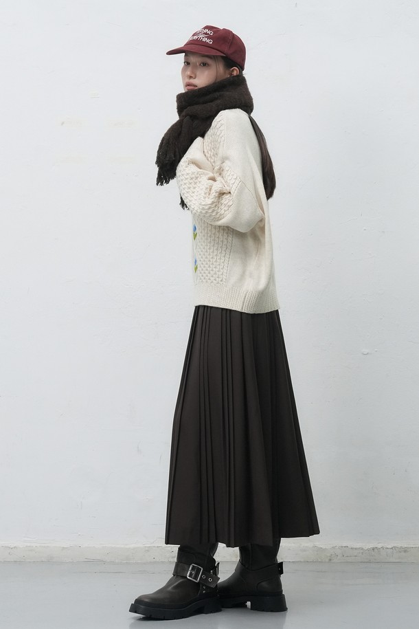 [25FW] WOMAN 플라워 케이블 니트 풀오버는 여성용 상의 니트/스웨터입니다. 아이보리 컬러의 울 소재로 제작되었으며, 가을과 겨울에 착용하기 좋습니다. 캐주얼 스타일의 레귤러 핏으로, 라운드 넥과 긴 소매 디자인이 특징입니다. 두꺼운 두께감과 부드러운 촉감, 플라워 자수 디테일, 플라워 및 케이블 패턴이 돋보이는 풀오버입니다.
