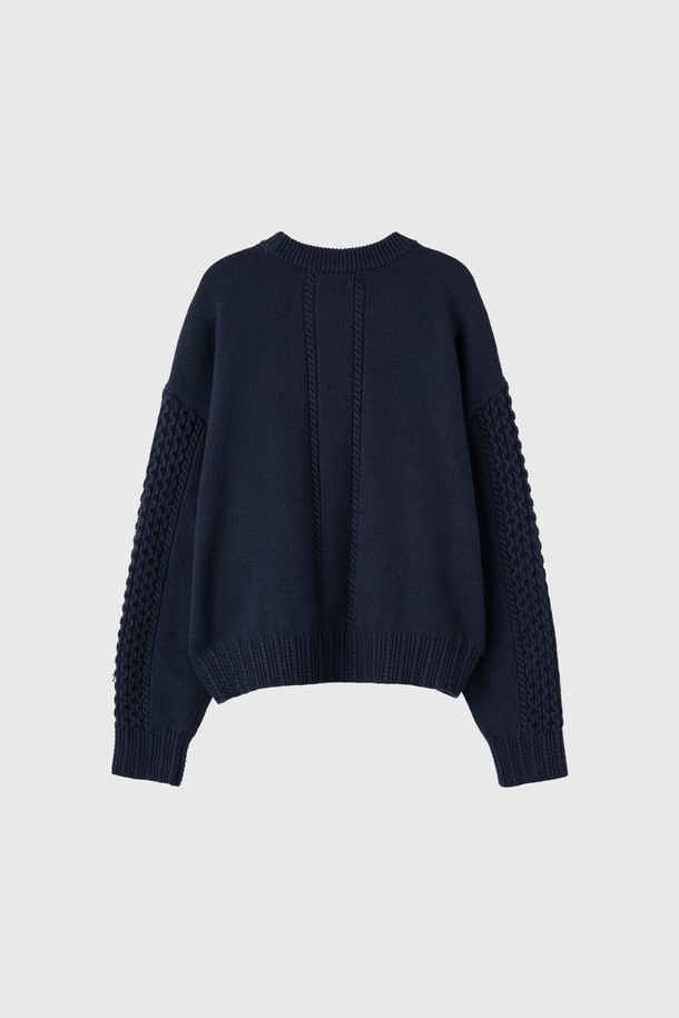 [25FW] WOMAN 플라워 케이블 니트 풀오버는 여성용 상의 니트/스웨터 제품입니다. 네이비, 화이트, 브라운 세 가지 색상으로 제공되며, 가을과 겨울에 따뜻하게 입을 수 있습니다. 울 소재로 제작되어 부드러운 촉감을 선사하며, 플라워 및 케이블 패턴, 자수 디테일이 돋보입니다. 레귤러핏 라운드넥 디자인에 긴소매 기장, 두꺼운 두께감으로 캐주얼하고 클래식한 스타일을 연출합니다.
