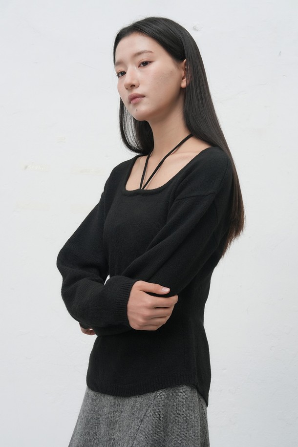 [25FW] WOMAN 스트랩 니트 풀오버 [3COL] / WBE4L05547은 여성용 니트/스웨터로, 가을과 겨울에 착용하기 좋은 두꺼운 두께감의 긴소매 풀오버입니다. 블랙과 화이트 두 가지 색상으로 출시되었으며, 미니멀하고 베이직한 스타일을 연출합니다. 스퀘어넥 디자인과 스트랩 디테일이 특징이며, 부드러운 촉감의 니트 소재로 제작되어 편안한 착용감을 선사합니다. 레귤러핏으로 제작되어 데이트룩, 모임룩 등 다양한 TPO에 활용 가능하며, 미니멀, 클래식, 캐주얼 스타일을 즐기는 분들께 추천합니다.
