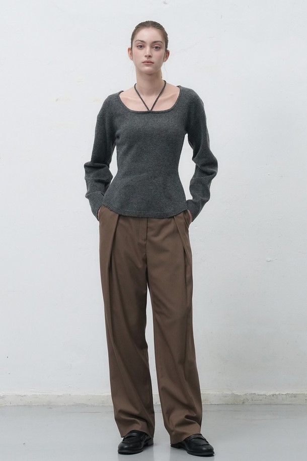 [25FW] WOMAN 스트랩 니트 풀오버 [3COL] / WBE4L05547는 여성용 상의 니트/스웨터 제품입니다. 부드러운 울 소재로 제작되어 가을과 겨울에 따뜻하게 착용할 수 있으며, 레귤러핏에 라운드넥 디자인으로 베이직하고 미니멀한 스타일을 연출합니다. 긴소매와 두꺼운 두께감으로 보온성을 높였으며, 그레이 컬러에 무지 패턴으로 다양한 코디에 활용하기 좋습니다. 출근룩과 모임룩, 클래식, 미니멀, 캐주얼 스타일 모두 소화 가능한 아이템으로, 스트랩 디테일이 포인트입니다.
