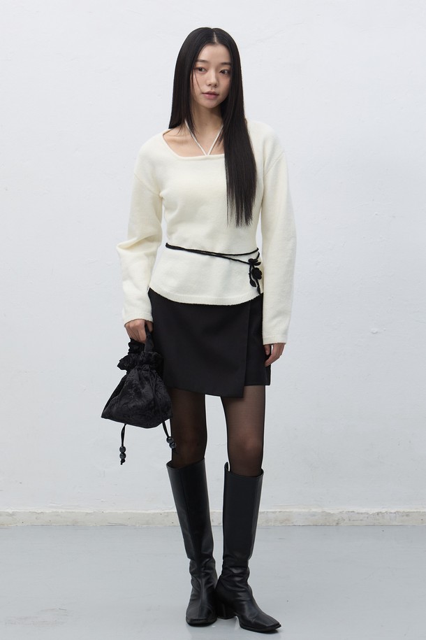 [25FW] WOMAN 스트랩 니트 풀오버는 여성용 상의 니트/스웨터입니다. 겨울, 가을 계절에 어울리는 두꺼운 두께감과 부드러운 촉감이 특징이며, 베이직한 스타일에 라운드넥 디자인으로 제작되었습니다. 긴 소매 기장의 레귤러핏 니트 풀오버로, 일상과 출근룩, 모임룩 등 다양한 TPO에 활용 가능합니다. 무지 패턴에 스트랩 디테일이 더해져 클래식, 미니멀, 캐주얼 스타일을 연출하기 좋습니다.
