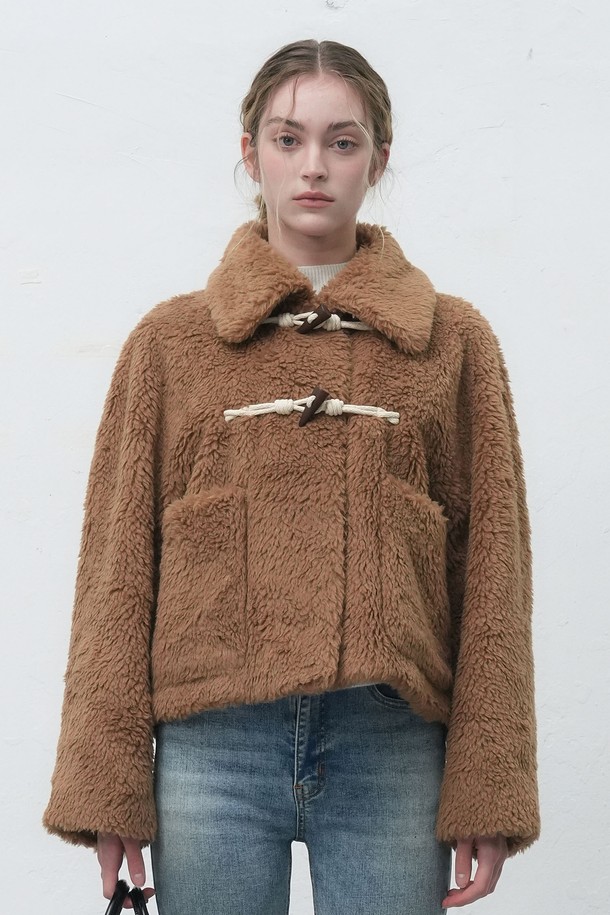 "[25FW] WOMAN 울 블렌드 페이크 퍼 더플 재킷"은 여성용 아우터로, 가을과 겨울에 착용하기 좋은 두꺼운 두께감의 더플 코트입니다. 캐주얼 및 베이직 스타일을 기반으로 하며, 아이보리 및 브라운 두 가지 색상으로 제공됩니다. 울과 페이크 퍼 소재를 사용하여 부드러운 촉감을 선사하며, 긴 소매와 레귤러 핏으로 편안한 착용감을 제공합니다. 토글 여밈 방식과 퍼 카라 디테일이 돋보이는 디자인으로, 일상에서 폭넓게 활용할 수 있습니다.
