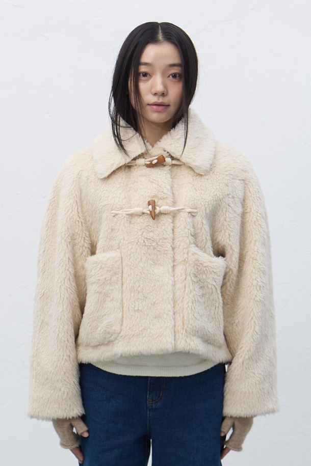 세련된 겨울 스타일을 완성해 줄 [25FW] 우먼 울 블렌드 페이크 퍼 더플 재킷입니다. 아이보리 컬러의 부드러운 울과 페이크 퍼 소재가 만나 포근하고 고급스러운 느낌을 선사합니다. 넉넉한 레귤러 핏에 더블 버튼 여밈으로 클래식한 멋을 더했으며, 캐주얼, 출근룩, 모임룩 등 다양한 TPO에 활용 가능합니다. 무지 디자인과 긴 소매 기장으로 어떤 스타일에도 쉽게 매치할 수 있으며, 페이크 퍼 디테일이 돋보이는 아우터입니다. 가을, 겨울 시즌 데일리룩에 따뜻함과 스타일을 더해보세요.
